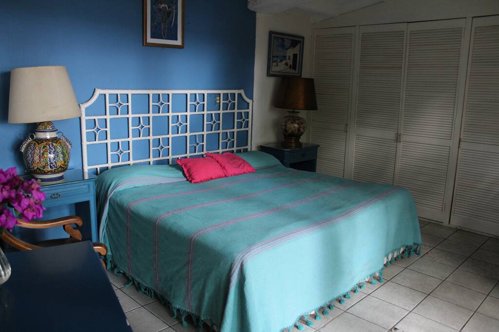 Esta es tu habitación. Recámara Ángel. Cómoda y con un jardín pequeño privado enfrente. Es mi favorita. A veces cambiamos la colcha.