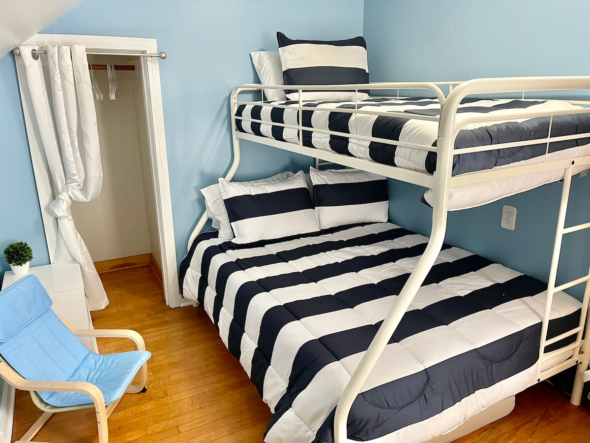 Sovrum 2 har en dubbelsäng ovanpå Dubbel på nedre våningssäng