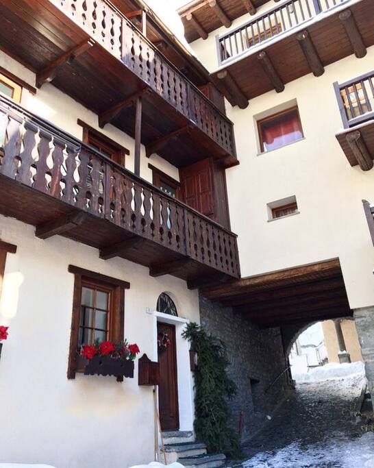 Il portone di casa, con lo storico archivolto che porta alla chiesa del paese
(Here’s the front door of the house, near the historic arch that brings you to the church)