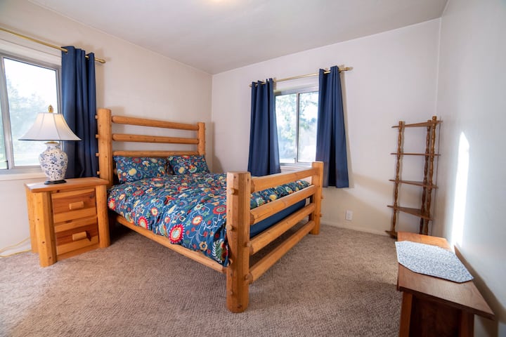 2号客房在一楼，配备全套原木床