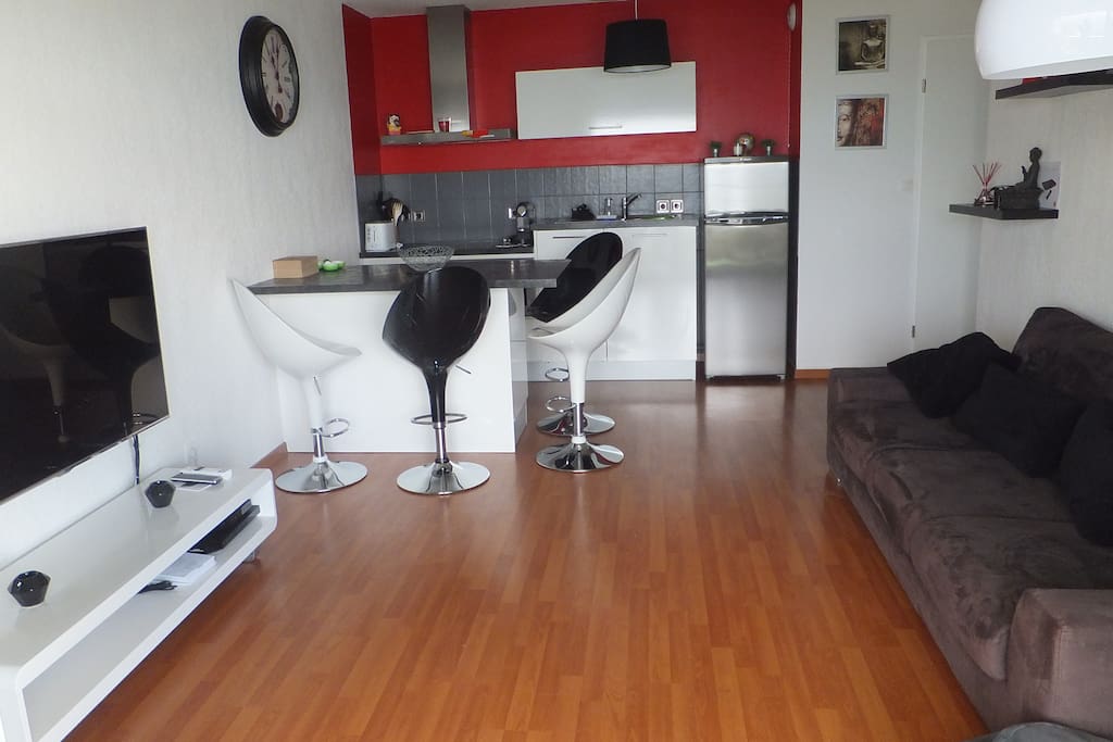 Salon avec large canapé et télévision écran neuf SAMSUNG LED 3D 160 cm,