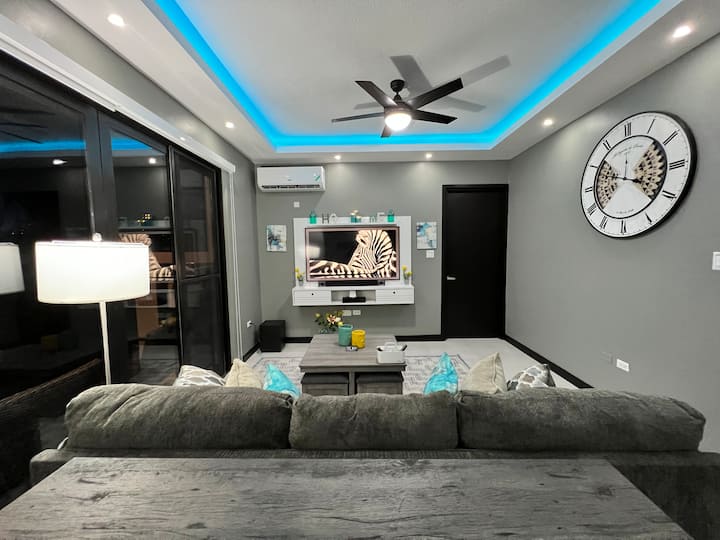 Ultra 2br Central, Rooftop, Pool, Gym, Smart, Kgn - Kingston