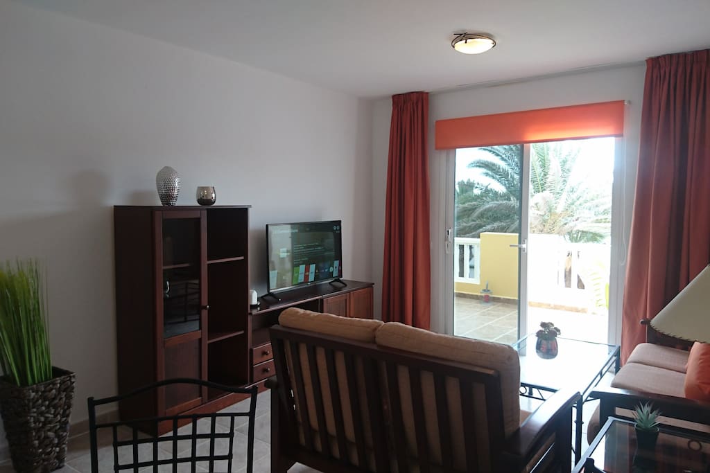 Living room with Smart TV: enjoy your Netflix account and much more!