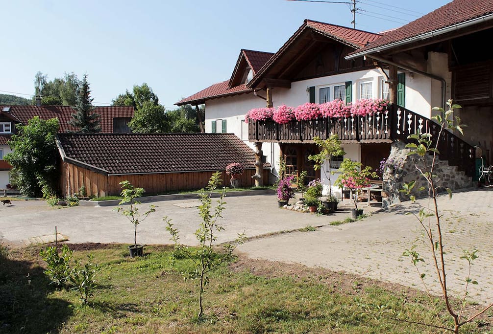 Blick auf das Haus von Hof aus