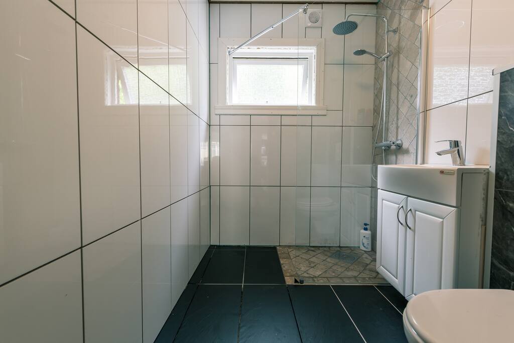 Shared bathroom 1.floor