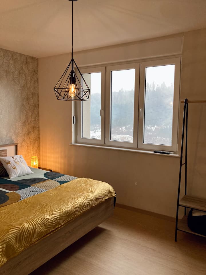 ห้องนอนพร้อมเตียงคู่ 160 x 200 (ผ้าปูที่นอนเสริม) + สมาร์ททีวี