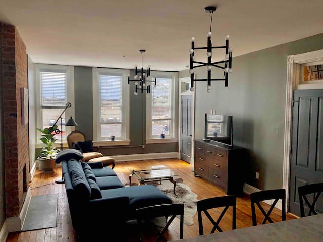 Private bedroom and bathroom in downtown Richmond