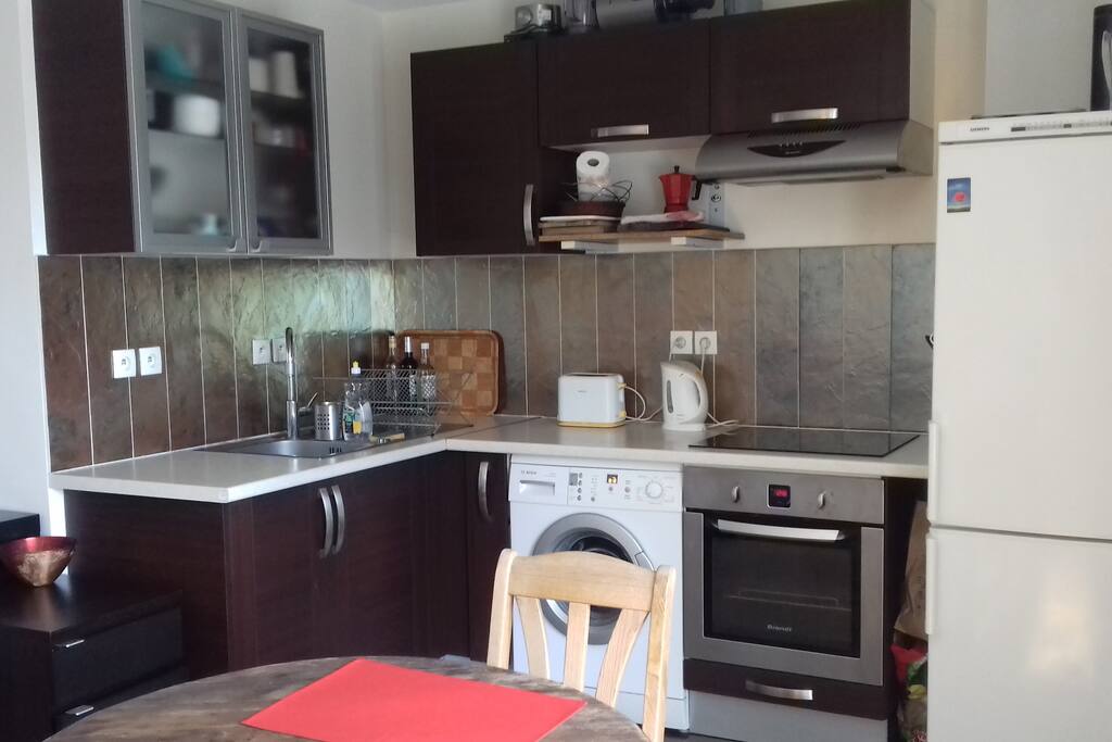 Cuisine aménagé avec four, frigo, refrigerateur et machine a laver le linge