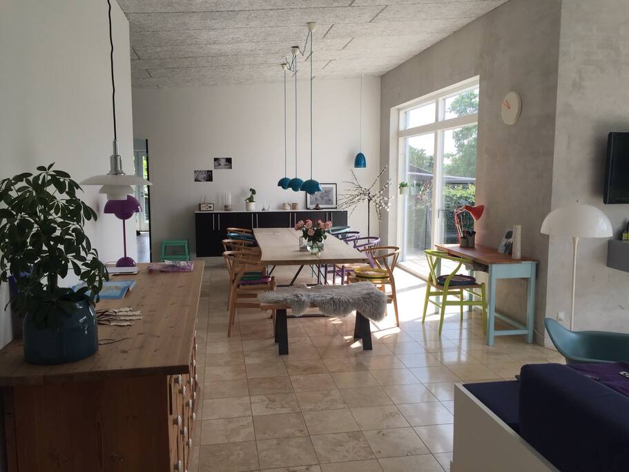 Køkken/alrum med stort spisebord
Open kitchen with big dining table