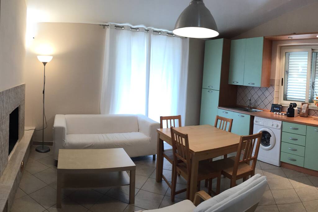 Soggiorno e Cucina aperta con caminetto, Smart TV 50” connessa al network Wi-Fi ADSL, Nespresso
Livingroom and open concept Kitchen with fireplace, 50” Smart TV connected to Wi-Fi ADSL Network, Nespresso