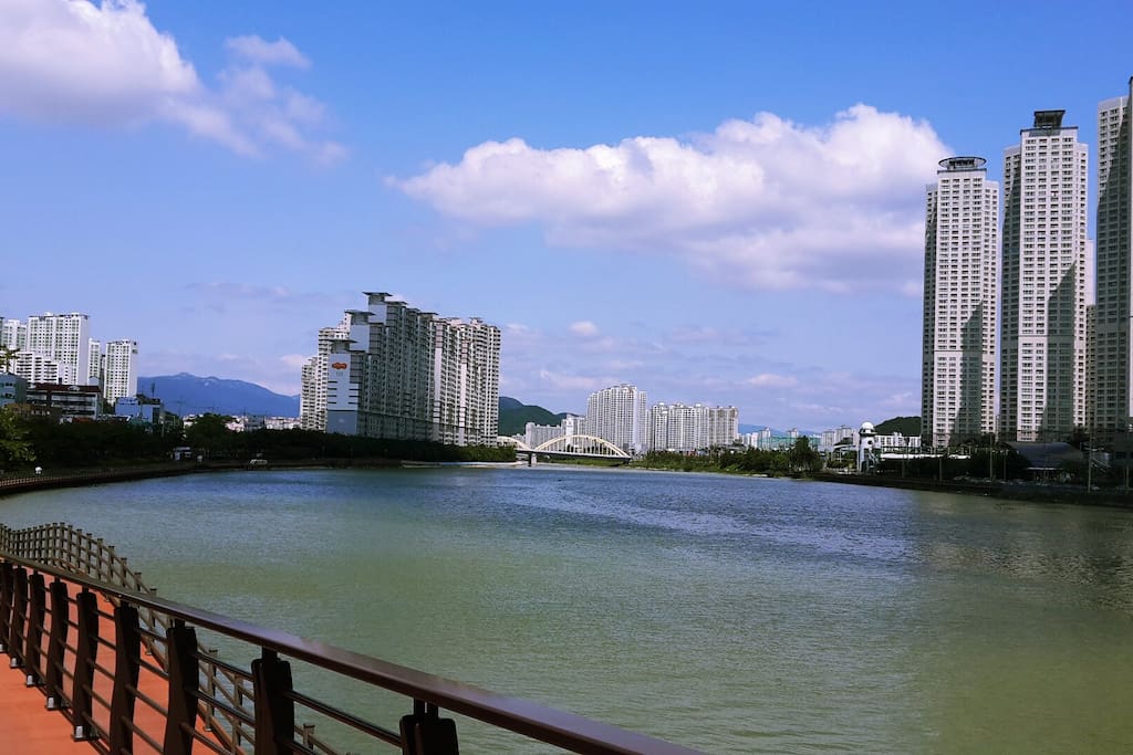 江边散步路!