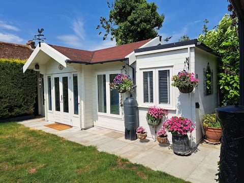 Top Airbnb: The Lavendar Snug. in Thanet