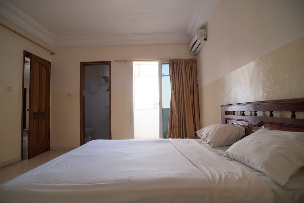 Master bedroom with kingsize bed with acces to balcony