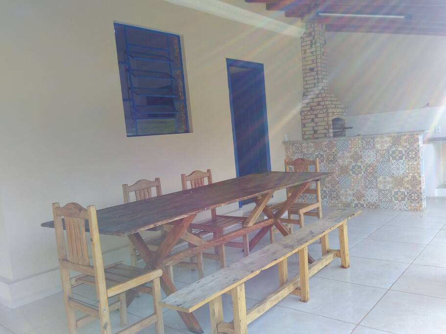 Área com churrasqueira e mesa grande