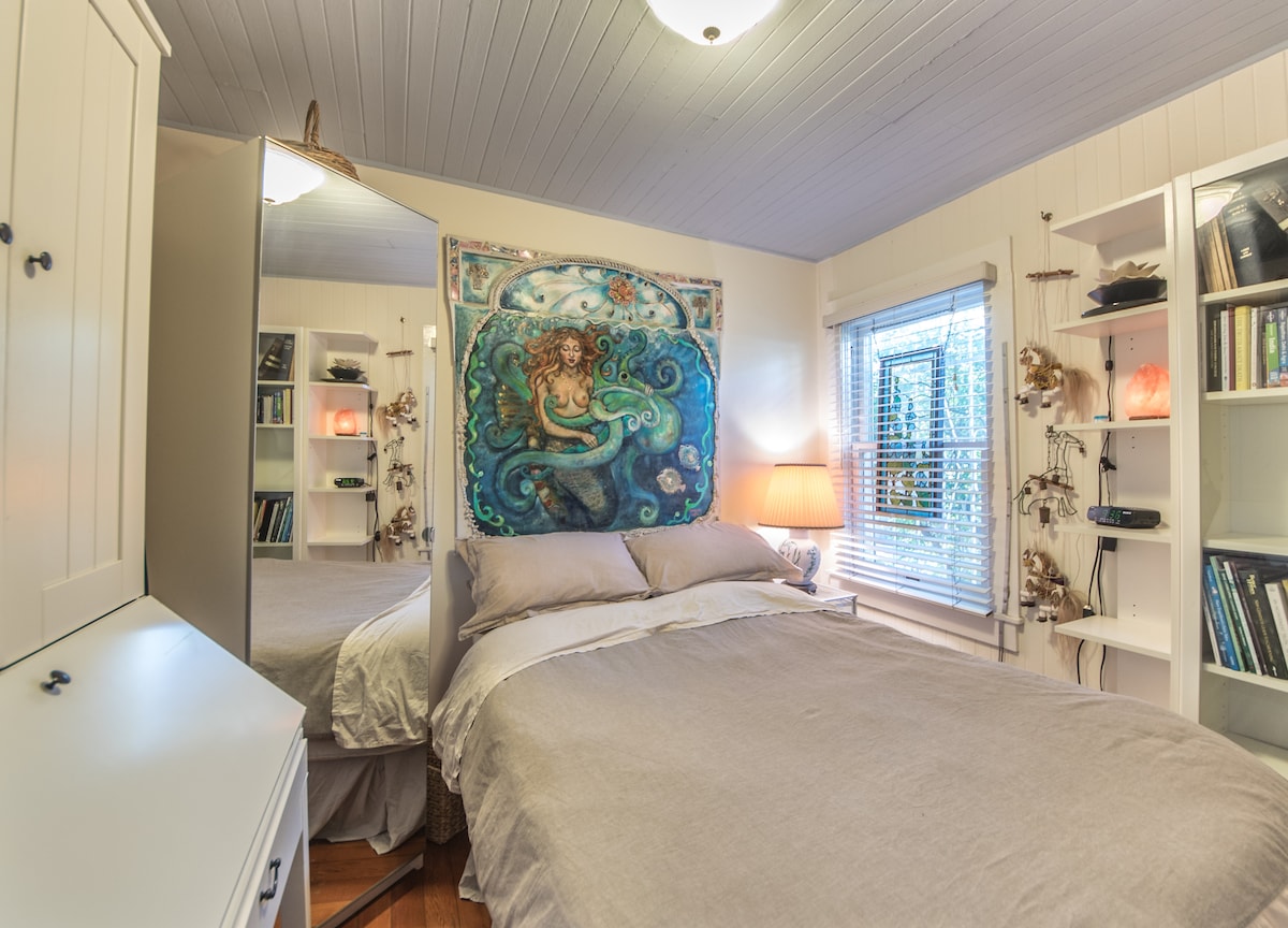 בחדר השינה השני יש מיטה בגודל מלא עם כיסוי קצף זיכרון.  סופר מפואר ושמימימי לישון בו.