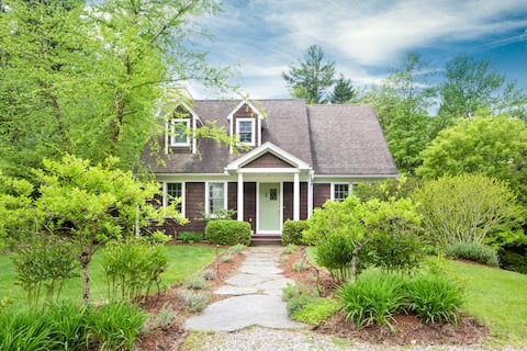 Cottage w/Modern Amenities - Close to Skiing!