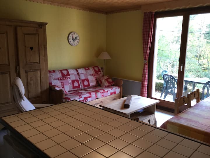 Blick auf die Sitzecke mit Schlafsofa 