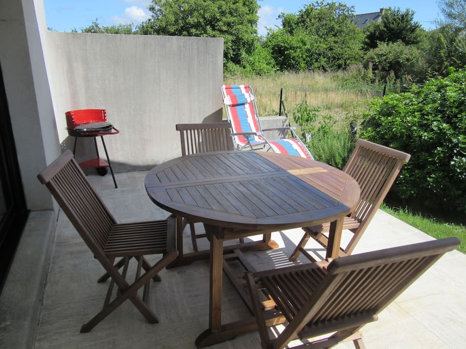 Terrasse : table et chaises en teck, barbecue, chaises longues
