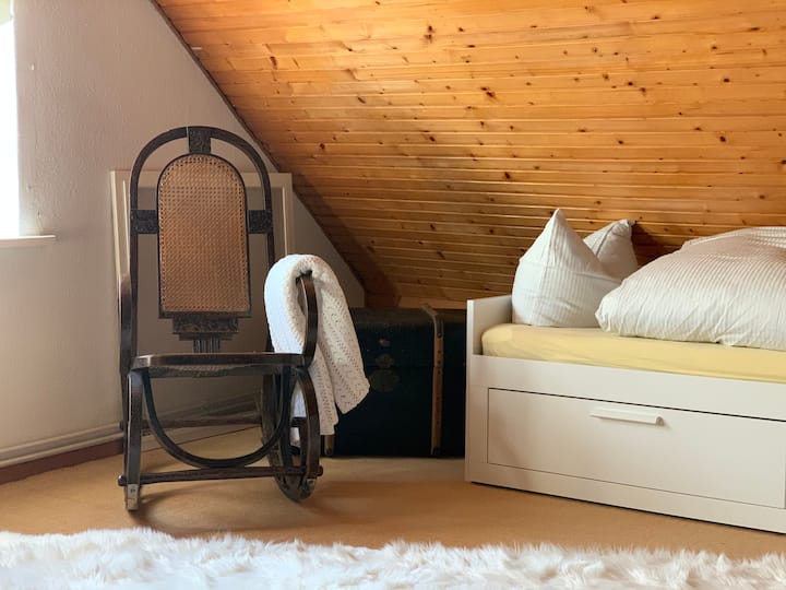 เตียงเด็กอ่อนในห้องนอน