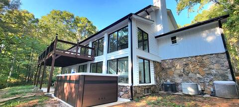 The Villa - 5 Bdrm on 28 acres w/ barn & swim spa