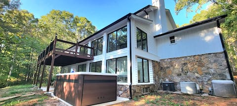 Top performing Airbnb: The Villa - 5 Bdrm on 28 acres w/ barn & swim spa in Stonecrest