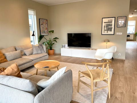 Family Friendly 2-bedroom Modern Apt. Free Parking