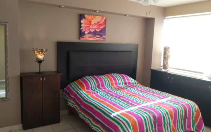 Chambre principale (privée avec vue sur l'océan) avec lit Queen Size, placard, fer à repasser, sèche-cheveux et salle de bain attenante avec baignoire/douche 