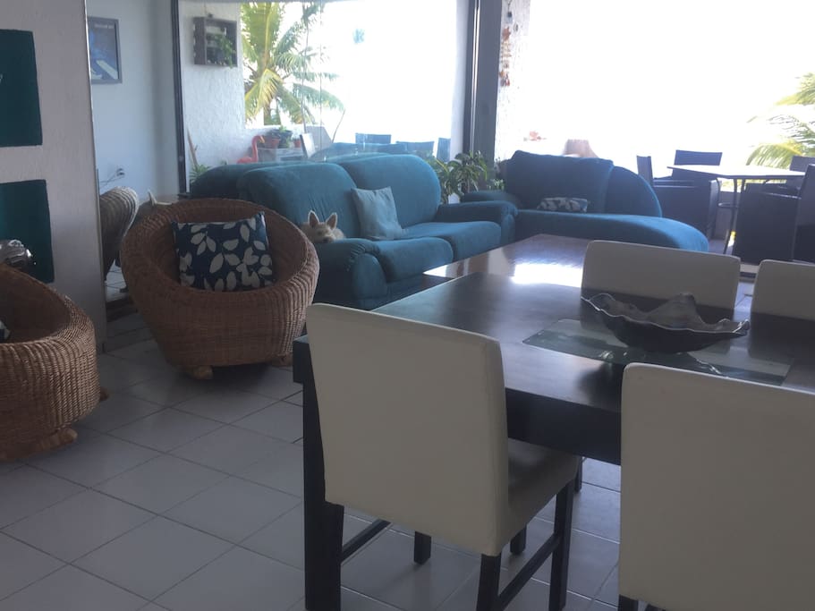 Comedor para 4 personas y sala de estar. Living room. Dinning room