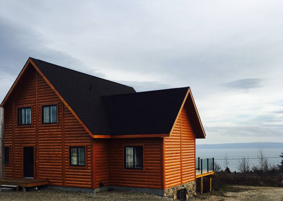 Derrière de la maison. Vue sur la fleuve.