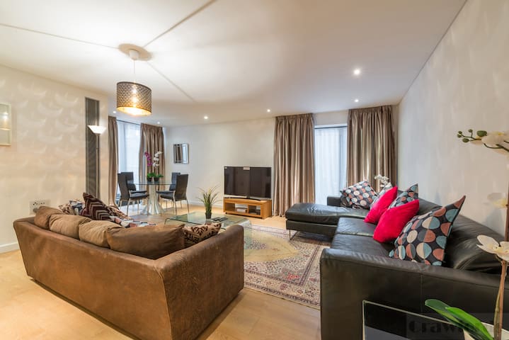 Paddington 3 Bed 2 Bath A/C Apartment 440