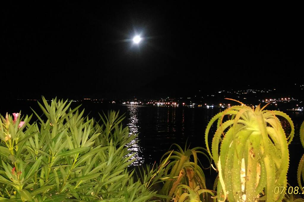 Luna piena che riflette sul mare antistante la veranda