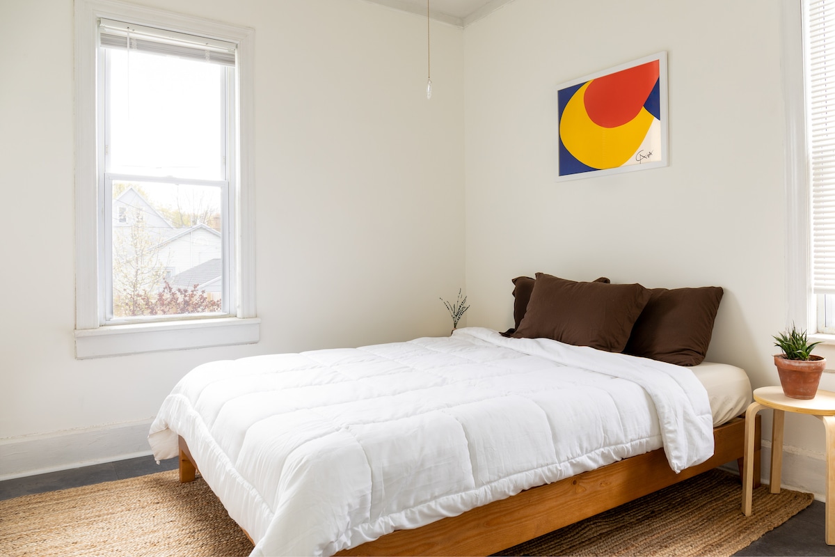 ห้องนอนใหญ่สว่างและเรียบง่ายพร้อมที่นอนแคสเปอร์