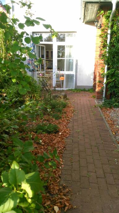 Terrasse und Gärtchen