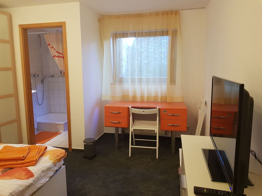 Schreibtisch, 2 Stühle, Fernseher