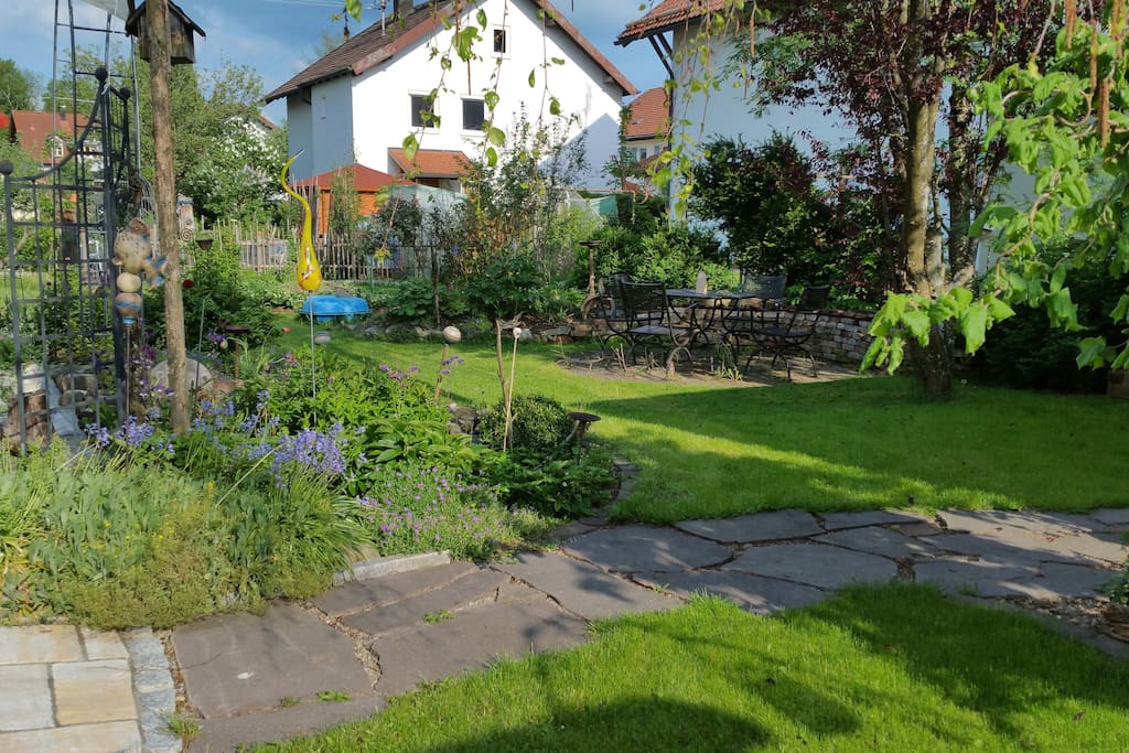 Der Garten vor der Terasse ist eine Augenweide und Erholung pur