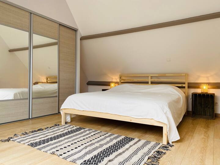 Chambre parentale 
Lit queen ზომა 
გასახდელი