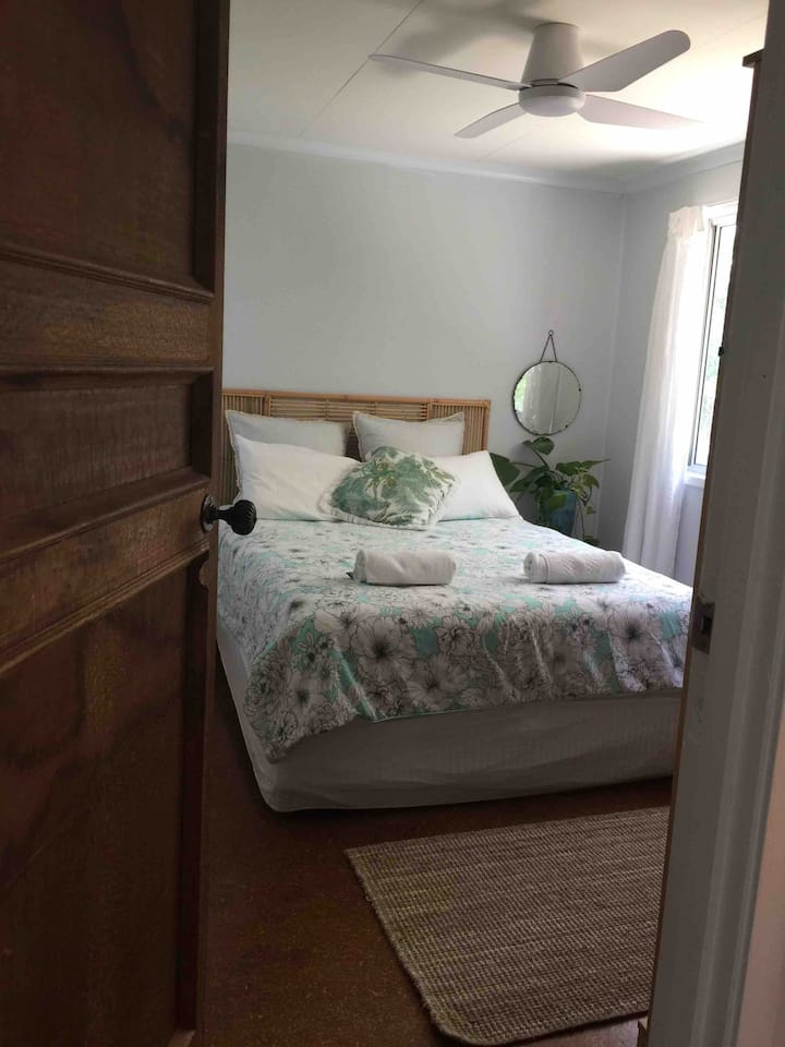 Საძინებელი სამი- დედოფლის ზომის საწოლი...მშვიდი საკურთხეველი.