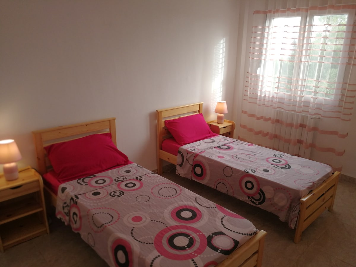 Детска соба со поглед на море што не се занемарува.