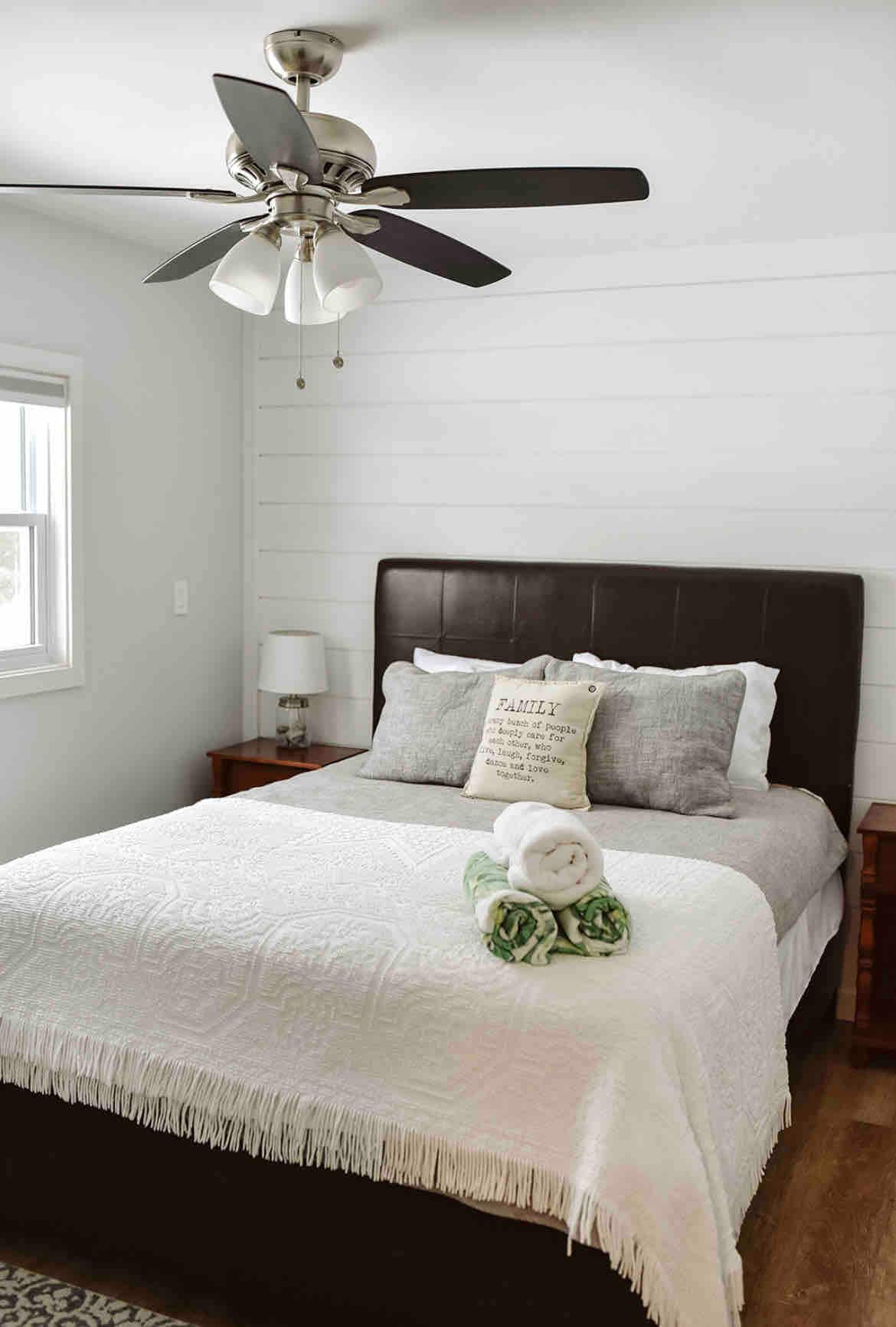 Cama muy cómoda, en uno de los 3 dormitorios.

Cada dormitorio está situado con toallas de playa y una toalla de ducha para tu estadía. 