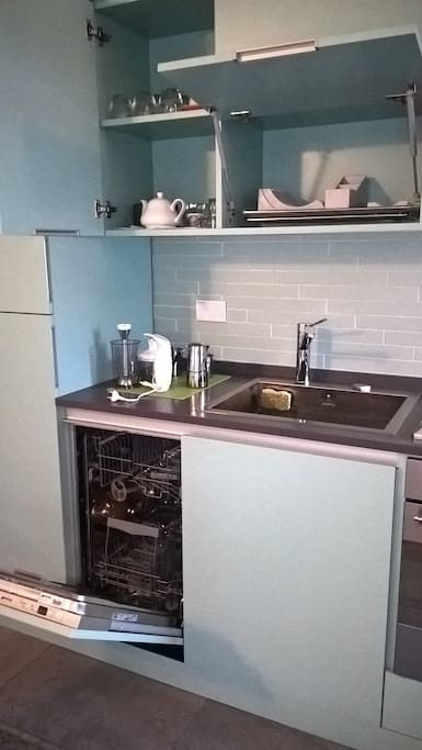La cucina è dotata di lavastoviglie ...