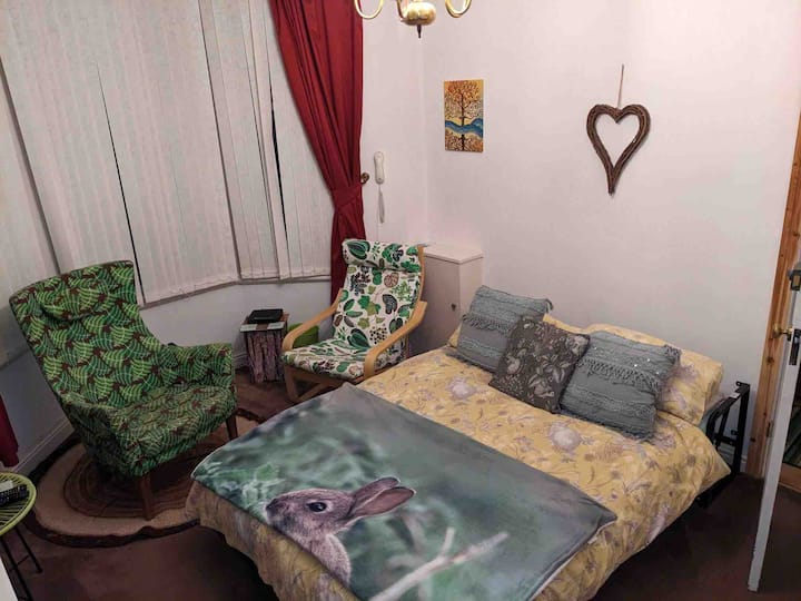 Cama doble y asientos. La cama de pared se puede levantar para crear más espacio/salón separado, etc.