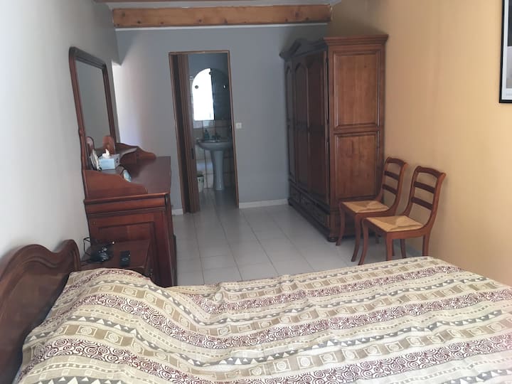 Spálňa 4 s nezávislým vchodom a vlastnou kúpeľňou so sprchovacím kútom