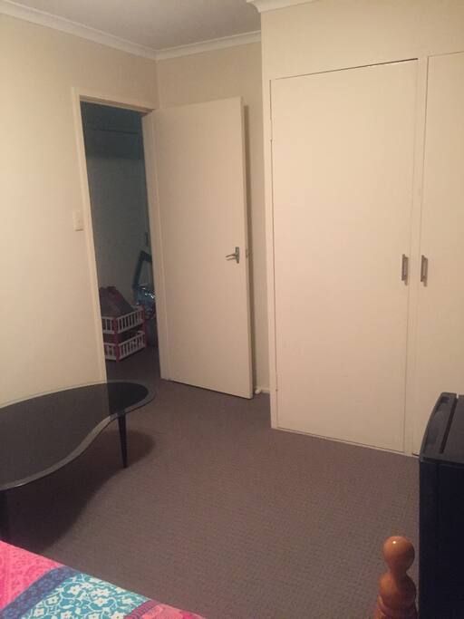 Bedroom - single bed, cupboard space