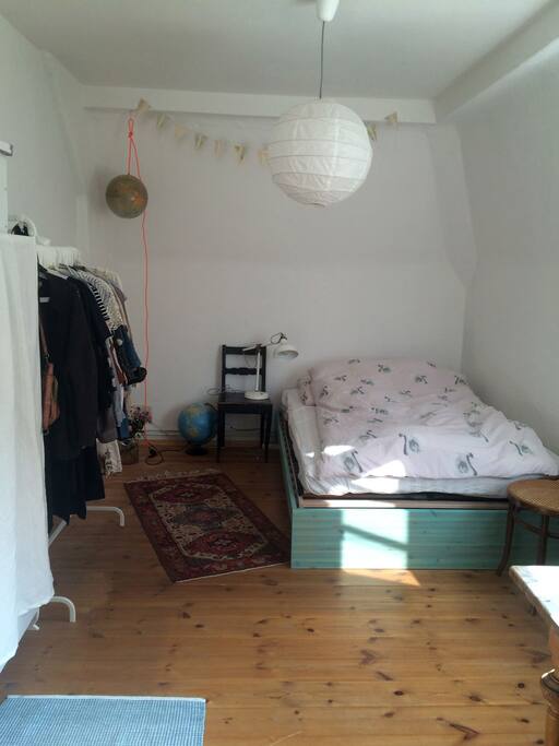 Schlafzimmer mit bequemen 1,40er Bett, für Gäste freie Kleiderstange mit Bügeln