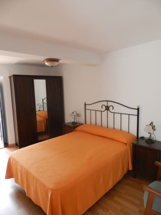 Dormitorio con cama de matrimonio