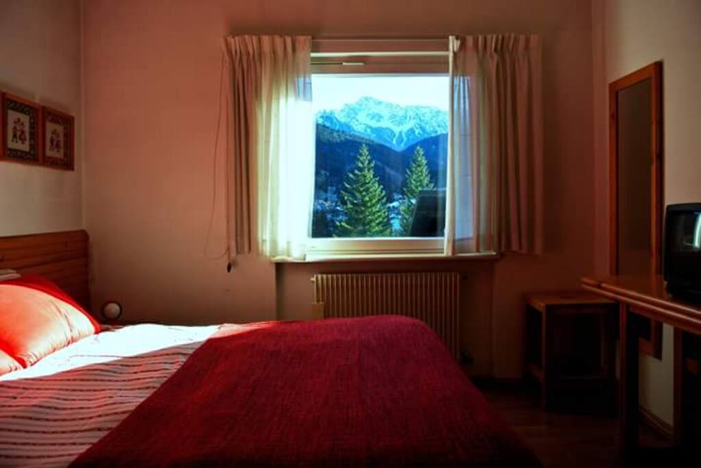 camera da letto matrimoniale con vista