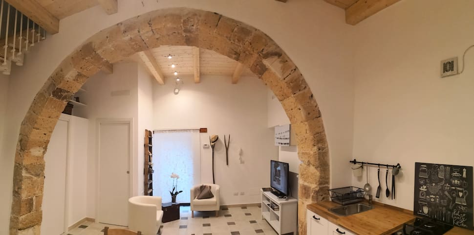 Di fronte al Castello (vico Iovia 23)