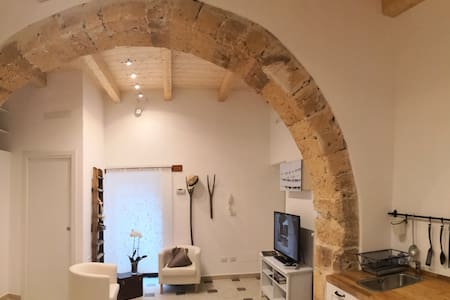 Di fronte al Castello (vico Iovia 23)