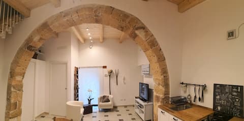 Di fronte al Castello (vico Iovia 23)