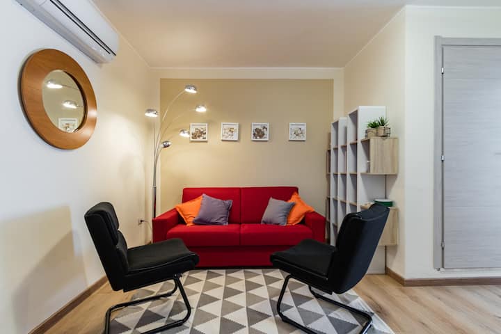 kutak za opuštanje, čitanje s različitim dostupnim knjigama

kauč je u krevetu s udobnim dvostrukim madracem